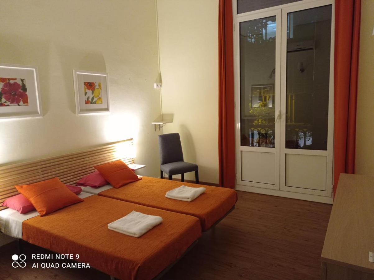 Barcelona Central Garden Hostal מראה חיצוני תמונה
